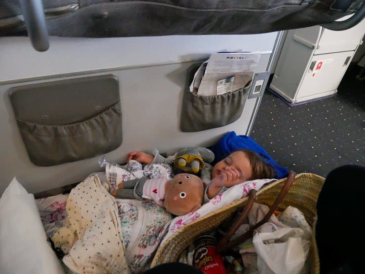 Comment s'occuper d'un bébé dans un avion?